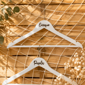 Perchas de Madera Personalizadas con Nombres para Bodas
